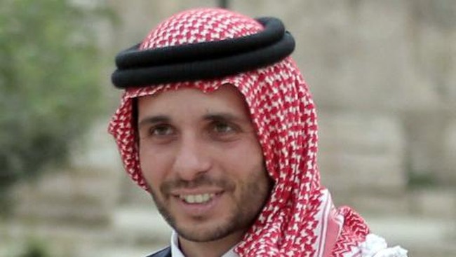 Pangeran Yordania sekaligus saudara tiri Raja Abdullah II, Hamzah bin Hussein, melepas gelar kerajaan sebagai protes atas kepemimpinan sang kakak.