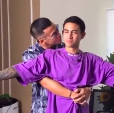 Viral Video Herjunot Ali Cium Axel Matthew Thomas, Bromance?