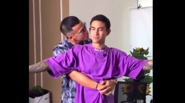 img-title Viral Video Herjunot Ali Cium Axel Matthew Thomas, Bromance?
