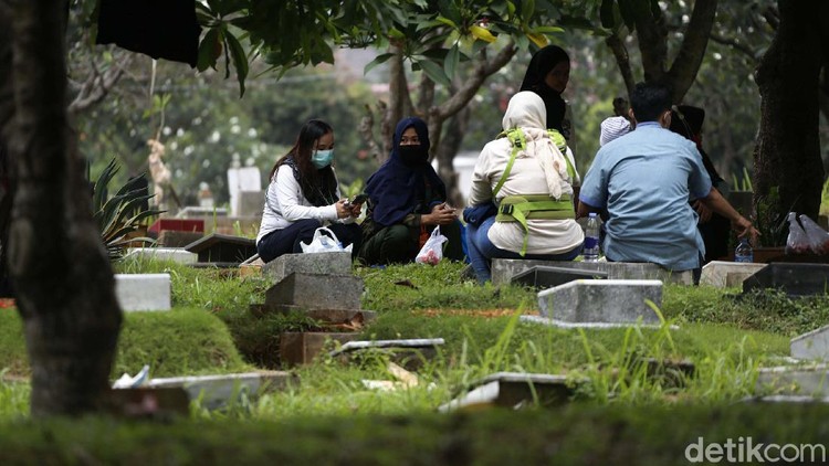Sudah menjadi tradisi, setiap mendekati bulan suci Ramadhan, tempat pemakaman umum (TPU) selalu dipadati peziarah. Seperti yang terlihat di TPU Menteng Pulo, Jakarta.