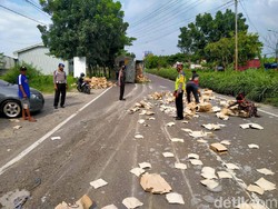 Truk Tabrak Sedan di Lamongan, Muatan Piring Berserakan