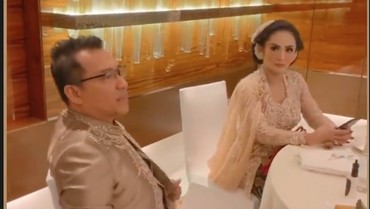 img-title Ciee... Anang Hermansyah dengan Canggung Puji Krisdayanti