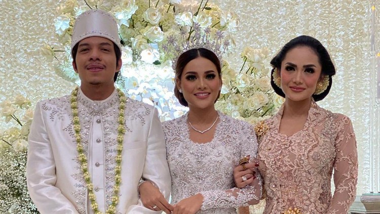 Krisdayanti Makeup Krisdayanti di pernikahan Aurel Hermansyah dan Atta Halilintar.