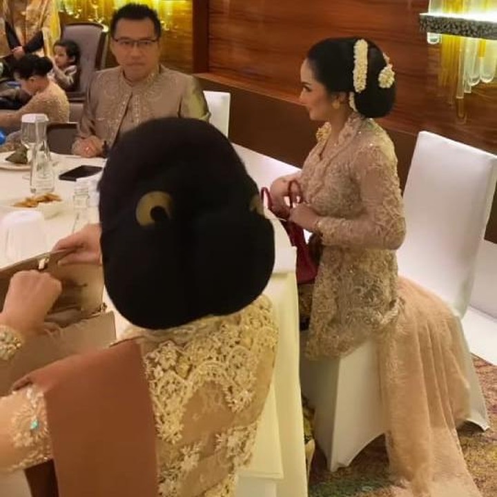 <p>Tak hanya dengan Ashanty, Krisdayanti juga tetap berhubungan baik dengan sang mantan suami. Hal ini terlihat dalam unggahan Insta Story Ashanty. Mereka tampak duduk semeja, bahkan mengobrol akrab. (Foto: instagram: @ashanty_ash)</p>