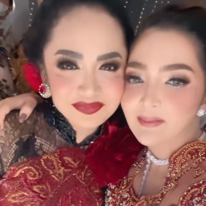 <p>Ashanty dan Krisdayanti bahkan sempat mengabadikan momen bersama mereka. Keduanya kompak mengenakan kebaya dengan aksen merah dan gold. (Foto: instagram: @ashanty_ash)</p>