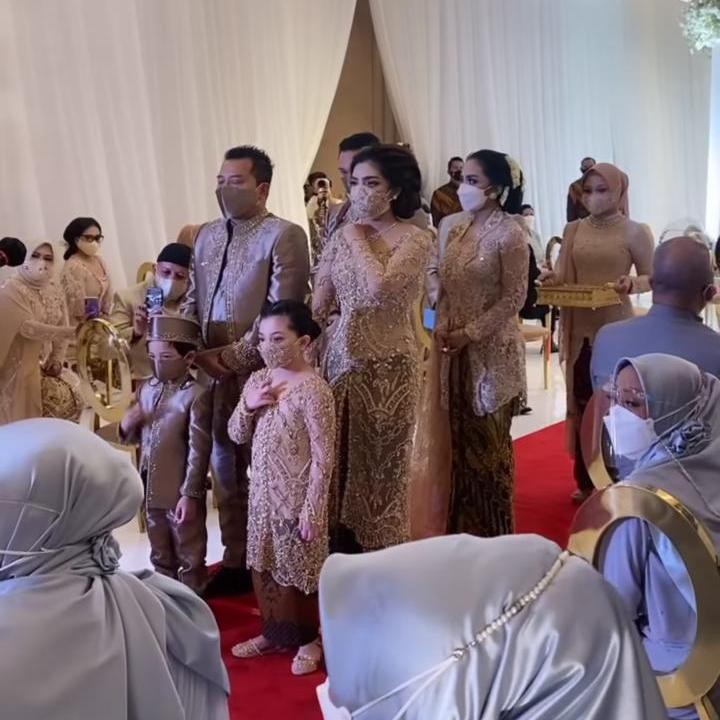 <p>Anang Hermansyah, Ashanty, dan Krisdayanti sepakat untuk mendampingi Aurel, Bunda. Momen ini juga turut diabadikan oleh Ashanty, lho. (Foto: instagram: @ashanty_ash)</p>