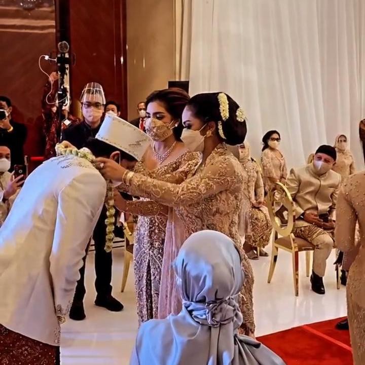 <p>Ashanty dan Krisdayanti kompak mengalungkan rangkaian bunga kepada sang menantu, Atta Halilintar. Raut bahagia tampak terlihat di wajah keduanya. (Foto: instagram: @ashanty_ash)</p>