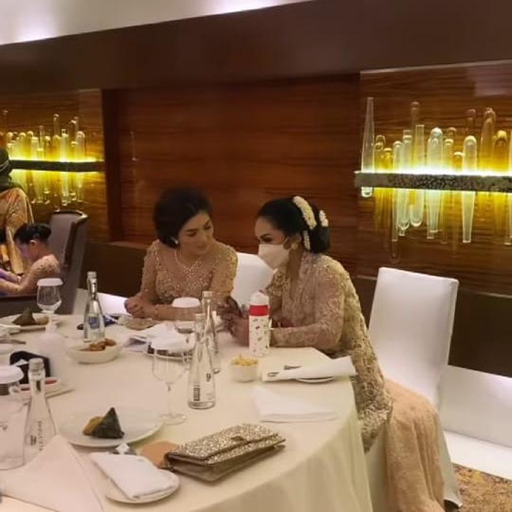 <p>Meski pernah hadir dalam kehidupan sang suami, Ashanty tetap menjalin hubungan baik dengan Krisdayanti, Bunda. Mereka bahkan terlihat duduk bersama dalam acara pernikahan sang putri, Aurel Hermansyah. (Foto: instagram: @ashanty_ash)</p>