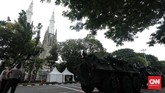 FOTO: Momen Penjagaan Misa Paskah Katedral Sekitar 150 personel gabungan dari TNI, Polri, Satpol PP dan Dishub DKI mengamankan pelaksanaan Misa Paskah di Gereja Katedral. Berikut gambarannya.
