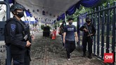 FOTO: Momen Penjagaan Misa Paskah Katedral Sekitar 150 personel gabungan dari TNI, Polri, Satpol PP dan Dishub DKI mengamankan pelaksanaan Misa Paskah di Gereja Katedral. Berikut gambarannya.