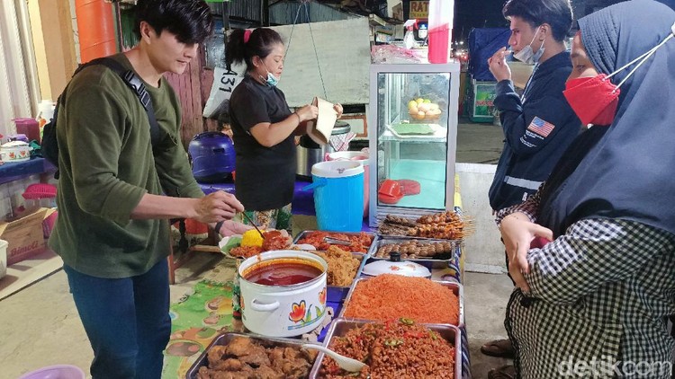 Wajahnya Mirip  Lee Min Ho, Penjual Nasi Kuning Ini di Samarinda Ini Viral