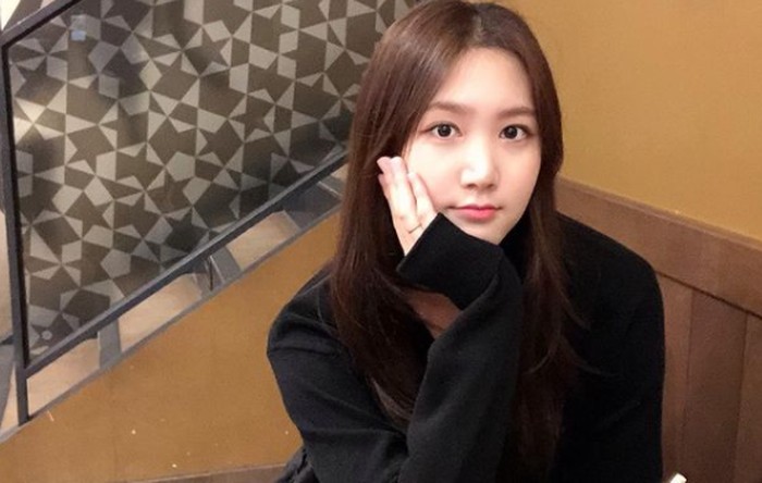 Yookyung (A-pink) punya bakat yang luar biasa sebagai seorang idol. Ia sempat mengejutkan penggemar dengan memilih mundur dari grup ketika diterima di Chung Ang University karena ingin fokus dengan pendidikannya / foto: instagram.com/yukyung_922