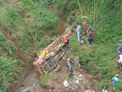 Truk Sayur Jatuh ke Jurang 100 Meter di Lereng Bromo