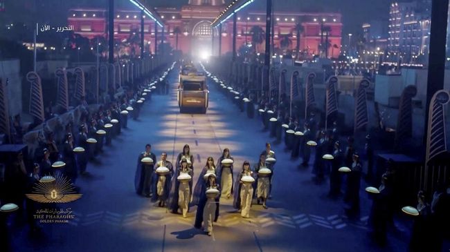 Parade pemindahan mumi di Mesir pada April lalu disebut menjadi pemicu banyak tragedi, mulai dari tabrakan kereta hingga macetnya Terusan Suez.