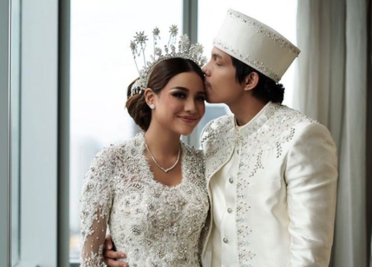 Penampilan Aurel tampak cantik bersinar saat menikah dengan Atta Halilintar. Simak rutinitas skincare Aurel Hermansyah yang mungkin bisa Bunda coba di rumah.