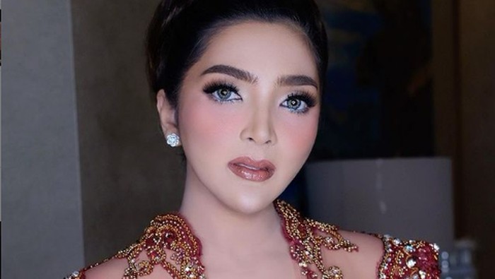Adu gaya Ashanty dan Krisdayanti