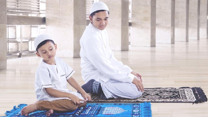 Anak belajar sholat