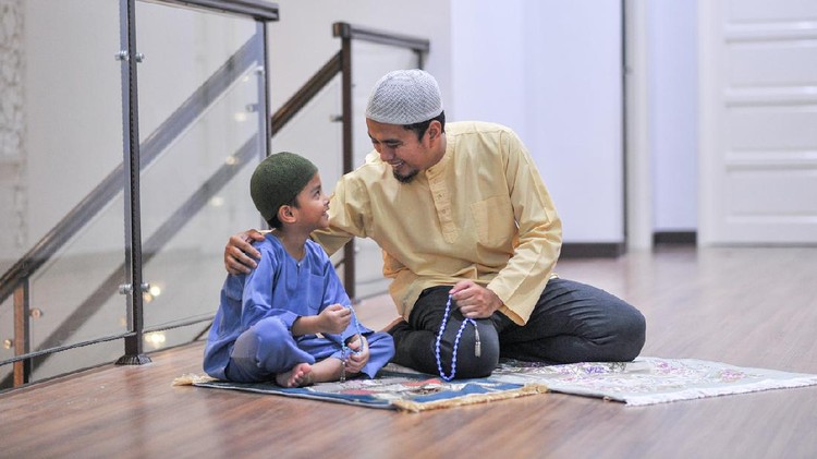Anak belajar sholat