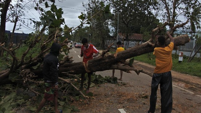 Danau baru seluas dua hektare terbentuk usai badai siklon Seroja melanda NTT. Menurut warga, danau itu makin meluas dan merendam lahan pertanian.