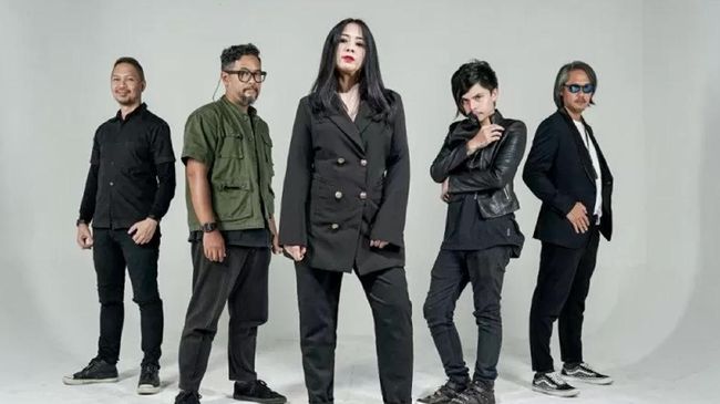 Band cokelat memilih Astrid Basjar untuk menggantikan posisi Aiu yang tengah rehat cuti karena sedang hamil.