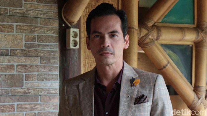 Atalarik Syah menggelar konferensi pers terkait kemenangan harta Gono gini di RM Mang Kabayan, Jl Veteran, Bintaro, Jakarta Selatan, Senin (05/04/2021).