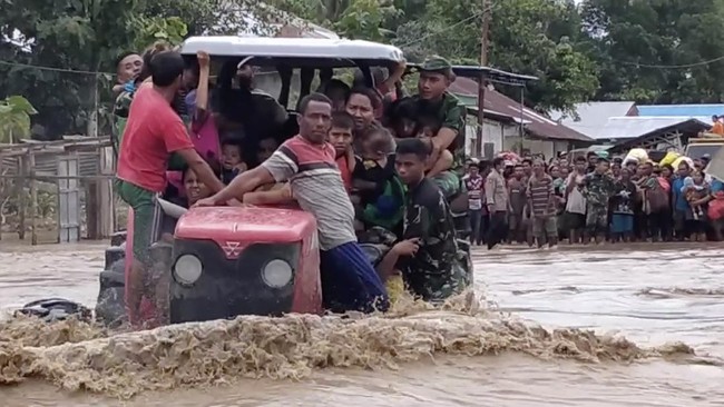TNI AD membawa sejumlah perlengkapan untuk membantu proses evakuasi, seperti jembatan baja, truk, alat penerangan, tenda, hingga perlengkapan tidur lapangan.