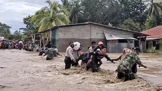 Data BNPB pada Senin (5/4) pukul 14.00 WIB menunjukkan korban meninggal banjir bandang NTT bertambah menjadi 68 orang dan 70 hilang.