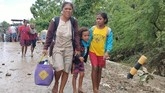 FOTO: Flores Timur Porak-poranda Diterjang Banjir Bandang Banjir bandang memporak-porandakan sejumlah wilayah di Nusa Tenggara Timur. Puluhan orang dilaporkan meninggal dalam peristiwa, Minggu (4/4).