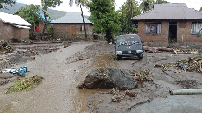 Jumlah pengungsi terbanyak berada di Kabupaten Sumba Timur sebanyak 7.212 orang. Sementara jumlah korban meninggal mencapai 128 orang.