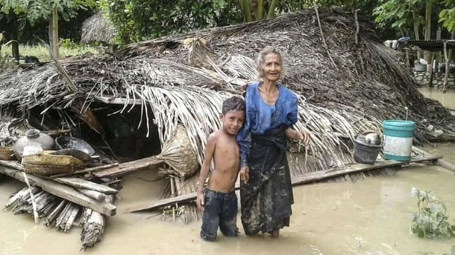 Elisabeth (61) tak berhenti menangis mencari keberadaan anak angkatnya, Yeremia (33), yang membantu dia menerjang arus banjir bandang NTT usai malam Paskah.