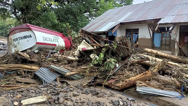 BNPB mencatat sebanyak 163 orang meninggal dunia dan 45 hilang akibat banjir bandang dan longsor di NTT, pada Kamis (8/4).