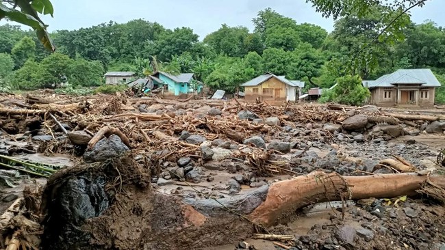 Hujan lebat disertai angin kencang yang mengguyur menyebabkan wilayah Flores Timur diterjang banjir pada Minggu (4/4) dini hari.