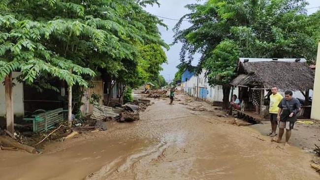 Banjir bandang di sejumlah daerah di NTT membuat beberapa wilayah terisolasi karena akses jalan dan jembatan terputus.