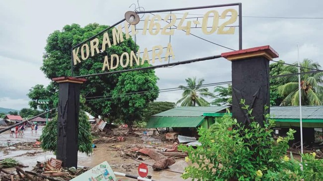 Pulau Adonara di Kabupaten Flores adalah satu dari banyak tempat yang terkena bencana dengan kerusakan dan korban jiwa paling parah.
