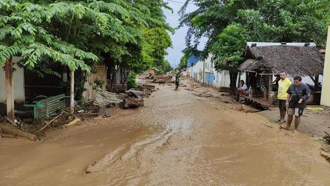 Hingga Senin (5/4) malam, korban meninggal dunia banjir bandang NTT mencapai 84 orang, sementara 71 lainnya masih hilang.