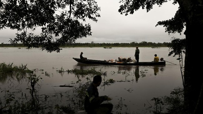 Banjir melanda Badau, kawasan yang ada di perbatasan Indonesia-Malaysia hingga ketinggian 90 cm pada Minggu dini hari.