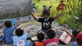 FOTO: Menyelamatkan Hutan Bakau Lewat Dongeng dan Boneka