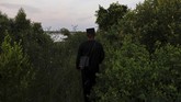 FOTO: Menyelamatkan Hutan Bakau Lewat Dongeng dan Boneka Samsudin (50), pria asal Indramayu, mendedikasikan hidupnya untuk turut serta melakukan konservasi hutan bakau atau mangrove lewat wayang dan mendongeng.