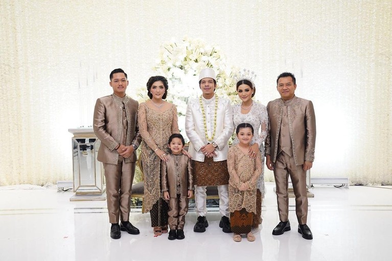 Deretan Momen Pernikahan Atta dan Aurel Atta Halilintar dan Aurel Hermansyah sudah resmi menikah. Berikut deretan momen pernikahan keduanya!