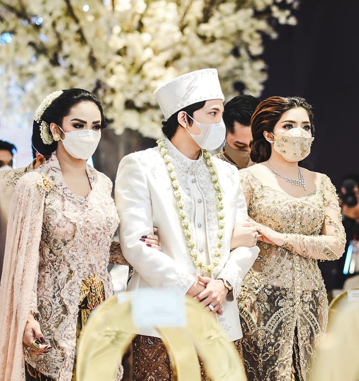 Atta Halilintar dan Aurel Hermansyah sudah resmi menikah&period; Berikut deretan momen pernikahan keduanya&excl;