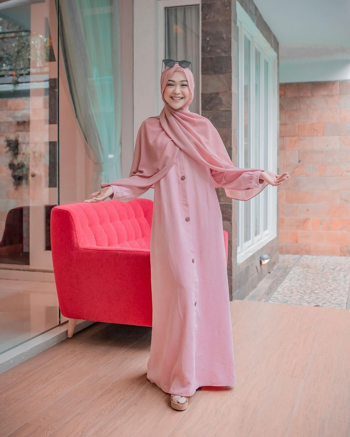 Dikenal sebagai sahabat karib Atta Halilintar&comma; Si cantik Ria Ricis mengaku tak diundang ke acara pernikahan Atta dan Aurel&period; Intip yuk potret cantik&comma; Ria Ricis&excl;