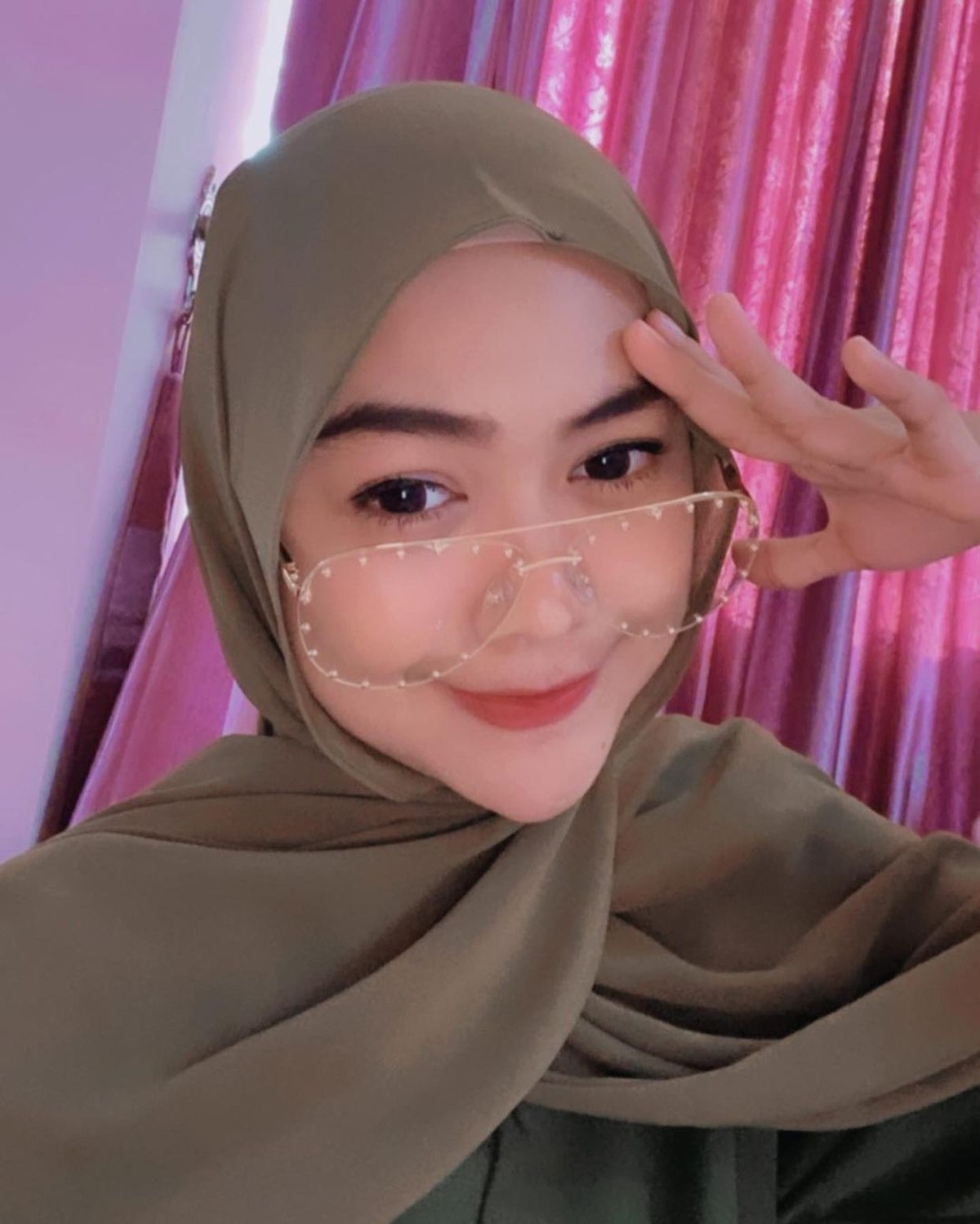Dikenal sebagai sahabat karib Atta Halilintar&comma; Si cantik Ria Ricis mengaku tak diundang ke acara pernikahan Atta dan Aurel&period; Intip yuk potret cantik&comma; Ria Ricis&excl;