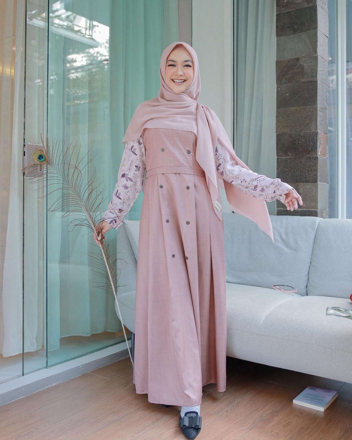 Dikenal sebagai sahabat karib Atta Halilintar&comma; Si cantik Ria Ricis mengaku tak diundang ke acara pernikahan Atta dan Aurel&period; Intip yuk potret cantik&comma; Ria Ricis&excl;