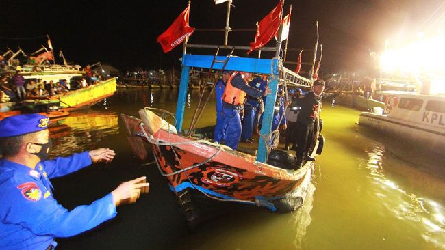 Kapal Motor (KM) Putra Barokah SN yang sebelumnya dikabarkan hilang kontak di perairan Indramayu, ditemukan di perairan Karawang pagi tadi.