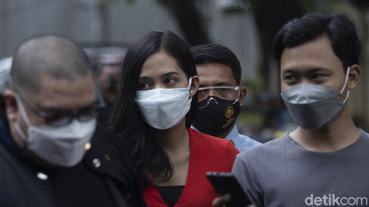 Ini Sierra, Miss Landscape 2019 yang Laporkan Profesor M soal Anak Finalis Miss Landscape International 2019 perwakilan Indonesia Era Setiyowati (Sierra), datang ke kantor Komisi Perlindungan Anak Indonesia (KPAI) untuk melaporkan suami sirinya.