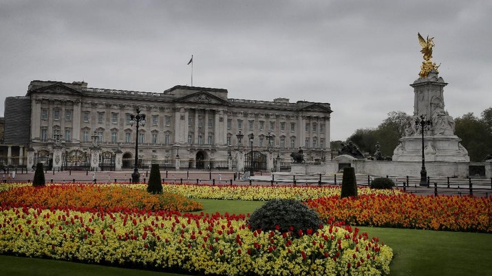 A display of tulips and wallflowers near a deserted Buckingham Palace, as the country continues its lockdown in an attempt to control the spread of the coronavirus, in London, Saturday, April 18, 2020. (AP Photo/Kirsty Wigglesworth)