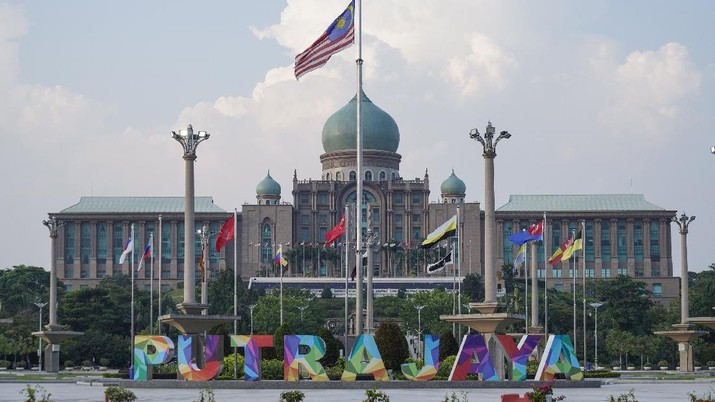 Kantor perdana menteri Malaysia di Putrajaya, Malaysia. A Malaysian national flag is on display in front of the prime minister's office building in Putrajaya, Malaysia Friday, March 20, 2020. Malaysian government issued a movement order to the public starting from March 18 until March 31 to block the spread of the new coronavirus. For most people the new coronavirus causes only mild or moderate symptoms, but for some it can cause more severe illness. (AP Photo/Vincent Thian)