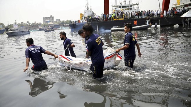 Sebanyak 26 orang tewas dalam tabrakan kapal feri dengan kapal kargo hingga tenggelam di perairan Shitalaksya, selatan Dhaka, Bangladesh.