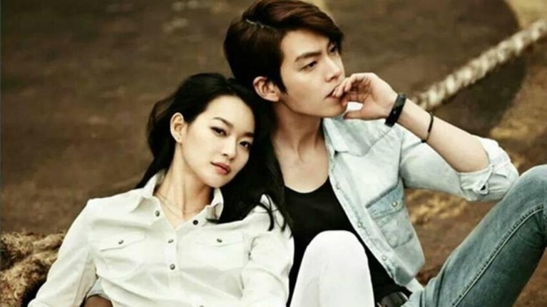 Kim Woo Bin dan Shin Min Ah Akan Menikah 2021 Setelah berpacaran selama 6 tahun, Kim Woo Bin dan Shin Min Ah dikabarkan akan menikah 2021