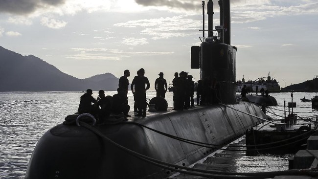 Kapal Selam KRI Nenggala-402 yang hilang kontak di perairan Bali disebut TNI AL mengangkut 53 awak.